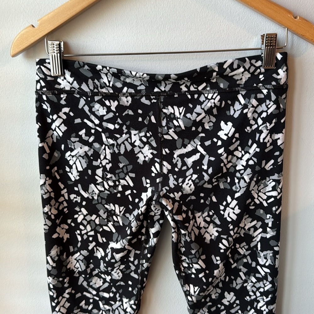 Under Armour Girls Cropped Black and White Leggings - Picture 6 of 8